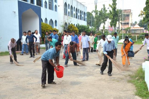 Government officers take pledge, join cleaning drives